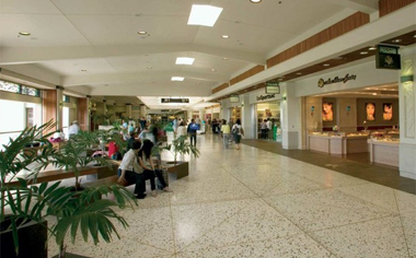 photo of shops in the Honolulu airport